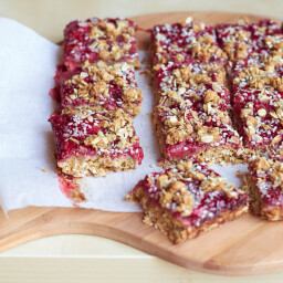https://ohsheglows.com/gs_images/2023/07/Healthy_Strawberry_Oat_Squares_IMG_7581_2-256x256.jpg