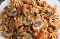 Quick & Easy Creamy Tomato Mushroom Pasta creamytomatopastavegan-1909